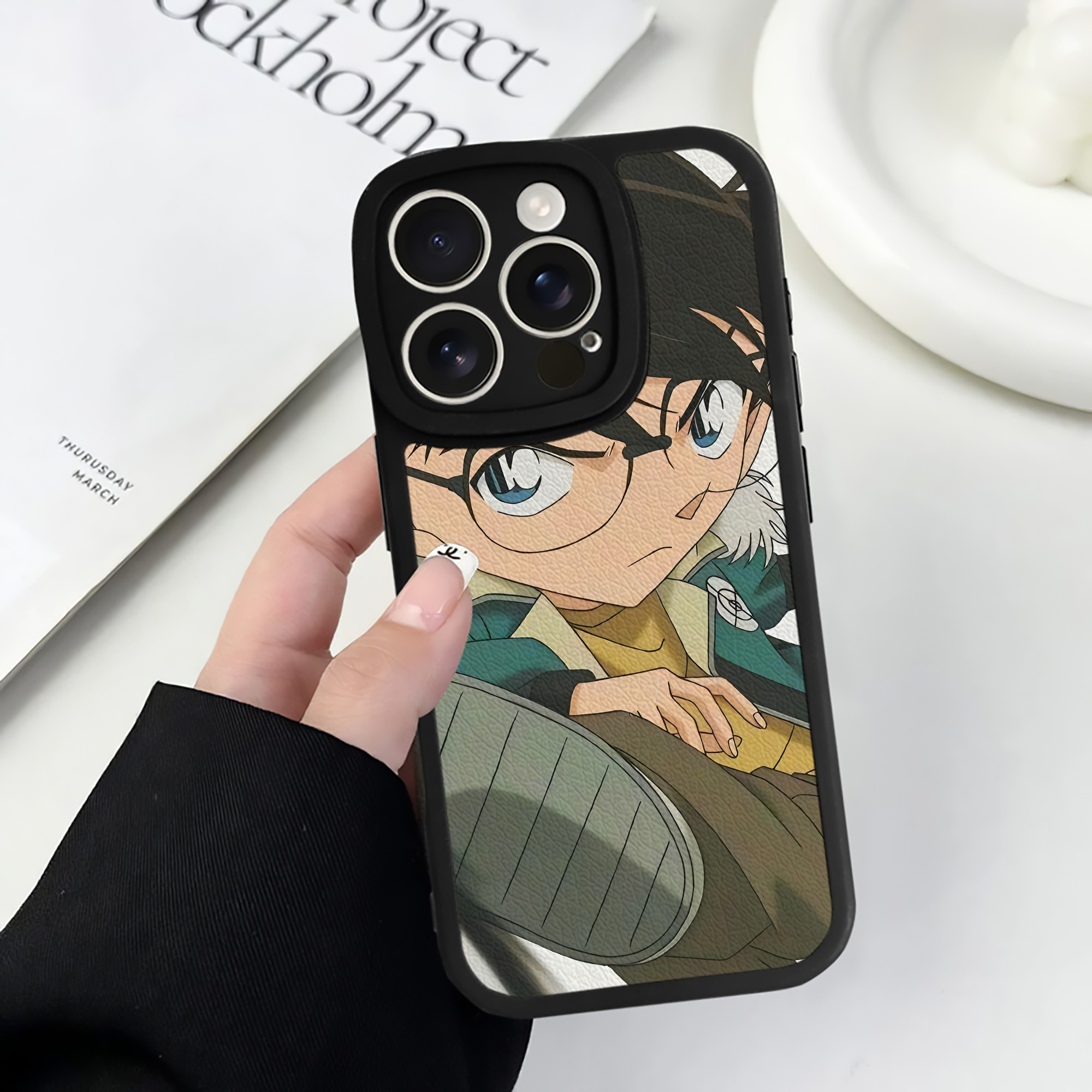 （画像用） 名探偵コナン Detective Conan 【iPhone 16シリーズ対応】シリコンスマホケース（レザー調） 材質：シリコン